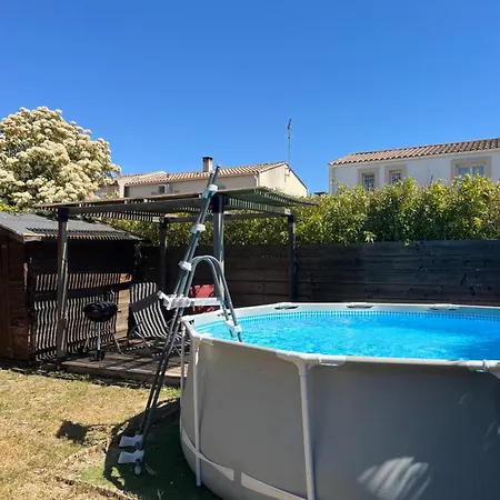 Recente Avec Piscine Hors Sol Proche Rempart Aigues-Mortes